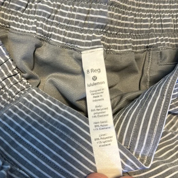 lululemon hotty hot shorts 2.5” (8) - Picture 2 of 6